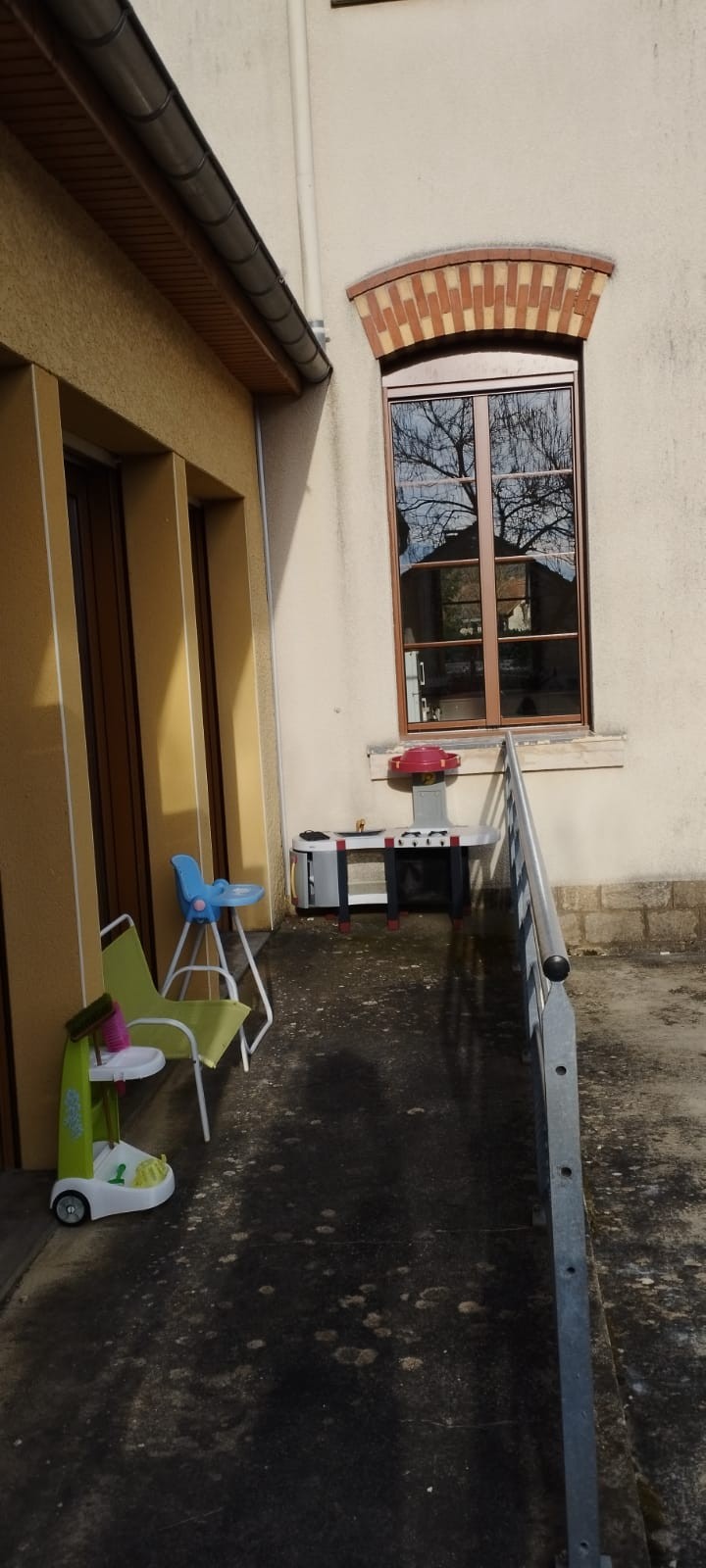 Accès à la cour